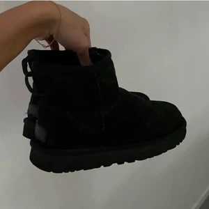 Svarta uggs  - Säljer min svarat uggs i strl 37 dom är köpta på Plick är ganska ansvällda men ser typ ut som på bilden 