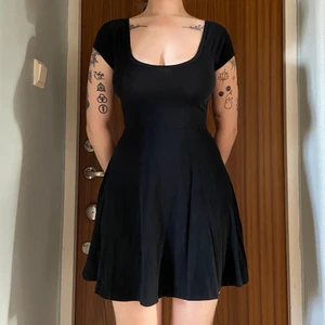 Klänning - Söt klänning från brandy melville som inte kommer till användning. Jättefin i ryggen! Möts i Stockholm eller skickar mot fraktkostnad <3