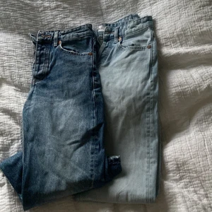 Zara straight jeans mid waist - Säljer två par populära mid waist straight jeans från zara i storlek 32. Båda är använda men är i fint skick. Pris kan diskuteras❤️. Ett par 150. Båda för 250 (utan frakt)