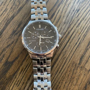 Citizen klocka herr - Citizen klocka herr. Nypris 4000kr Mitt pris: 1500kr Skick: 9/10 använd fåtal gånger  Extra länkar ingår om man vill göra den större. Skriv gärna om fler bilder eller frågor önskas 