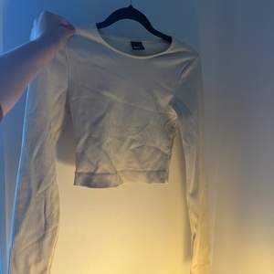 En Kroppad tröja från Gina, säljer för 100kr