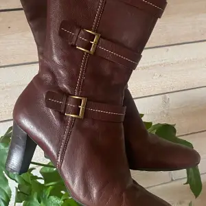 bruna höstiga boots med ca 7cm klack! nypris ca 1200kr