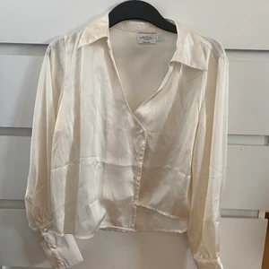 Blus säljes!  - Superfint skick, säljes oanvänd. 