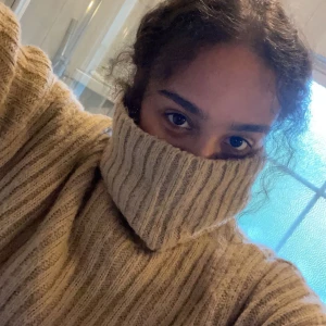 Beige stickad tröja från NaKd - Mycket varm och bekväm tröja från nakd inte stickig & passar det mesta! Säljer med anledning behöver rensa garderob. Jag är storlek S i vanliga fall så den är lite ”oversize” på mig