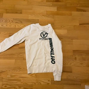 Vans Sweatshirt - Väl använd, litet hål vid loggan. I övrigt fint skick. Köparen står för frakt.  Priser kan diskuteras