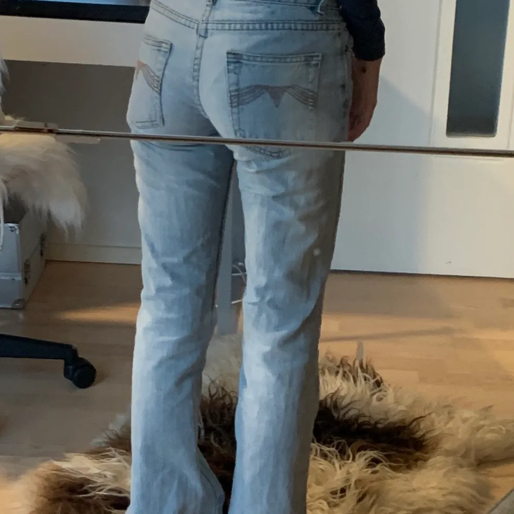 Bootcut jeans från foxy lady. Jag är ca 163,5cm. Gylfen är trasig, men det syns inte så mycket. Bara att höra av sig vid frågor. Använd inte köp nu funktionen 😇. Jeans & Byxor.