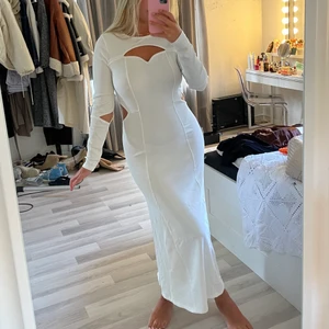 Vit långklänning🤍 - Vit lång klänning med cut-outs🤍🧚🏼‍♀️