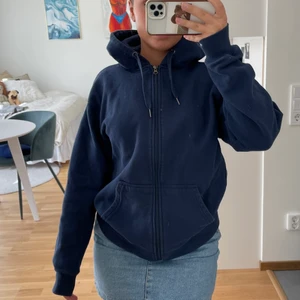 Zip-hoodie - Mörkblå hoodie från Skill i herrstrl S o begagnat skick 🦋 Fraktas spårbart för 59 kr! 💌