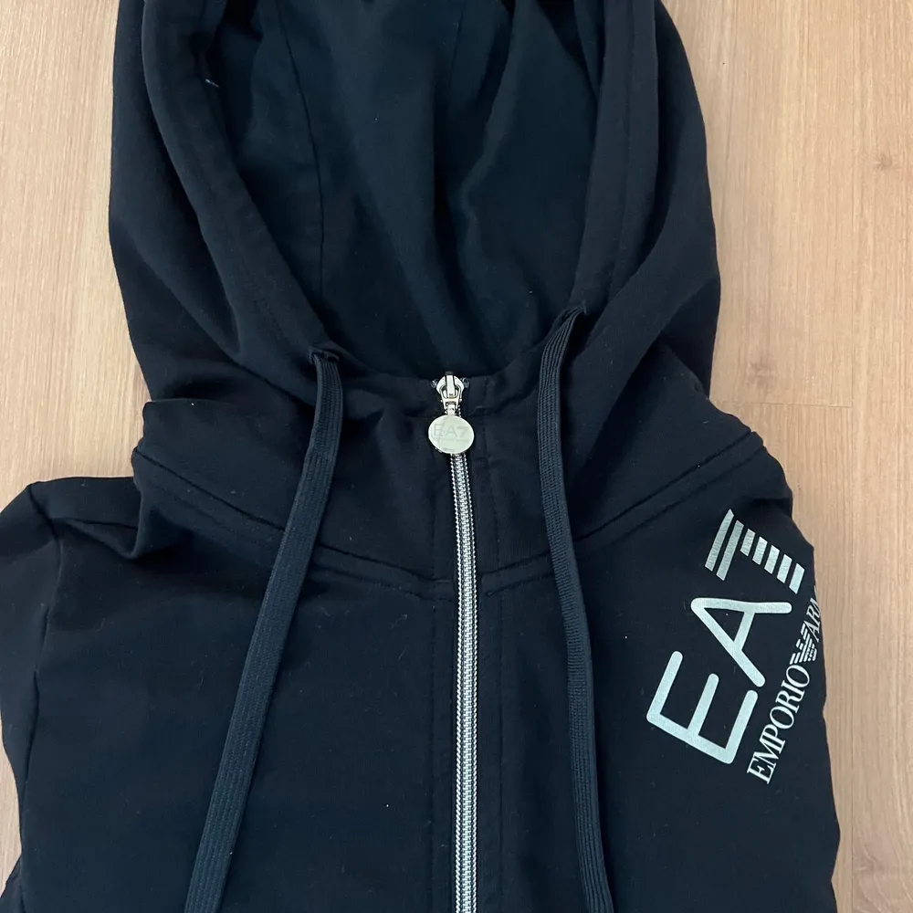 Äkta Armani zip up hoodie, använd 2 gånger Nypris 1300kr säljs för 800kr Priset kan diskuteras . Tröjor & Koftor.