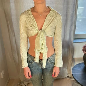 Ljusgrön Knyttopp  - Croppad knyttopp från asos i ljusgrön färg, använd en gång så i superbraskick. Säljer på grund av fel storlek. 