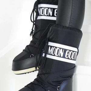 Moonboots - Säljer mina moonboots för att jag knappt använt de. Köpte de i vintras. Bra skick. Supersköna och varma. 