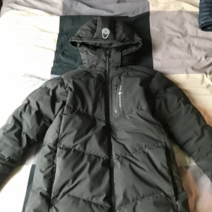 Sail racing dunjacka - En sailracing dunjacka storlek 170. Lite sliten på armarna och insidan av jackan.