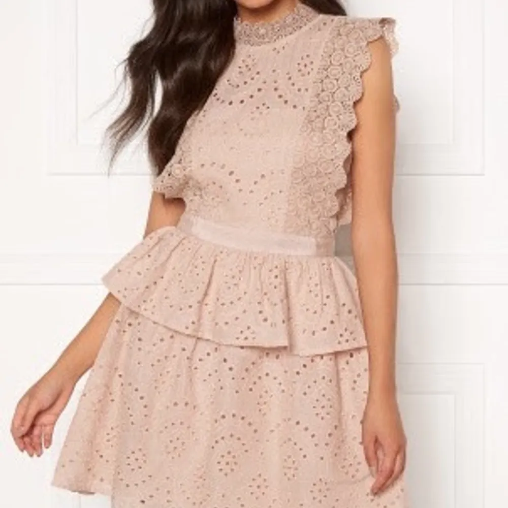 Helt oanvänd superfin rosa klänning! Prislappen och allt är kvar. Nypriset är 1000kr och jag säljer den för endast 399kr, den är köpt på bubbelroom!💕🙌🏼. Klänningar.