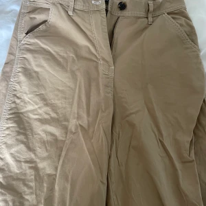 Beigea byxor - Jättefina beigea byxor i storlek 40❤️ 200kr+59kr frakt. Kan byta pris vid diskussion🎀🎀 Kolla gärna in min sida där jag säljer lite gott och blandat💌