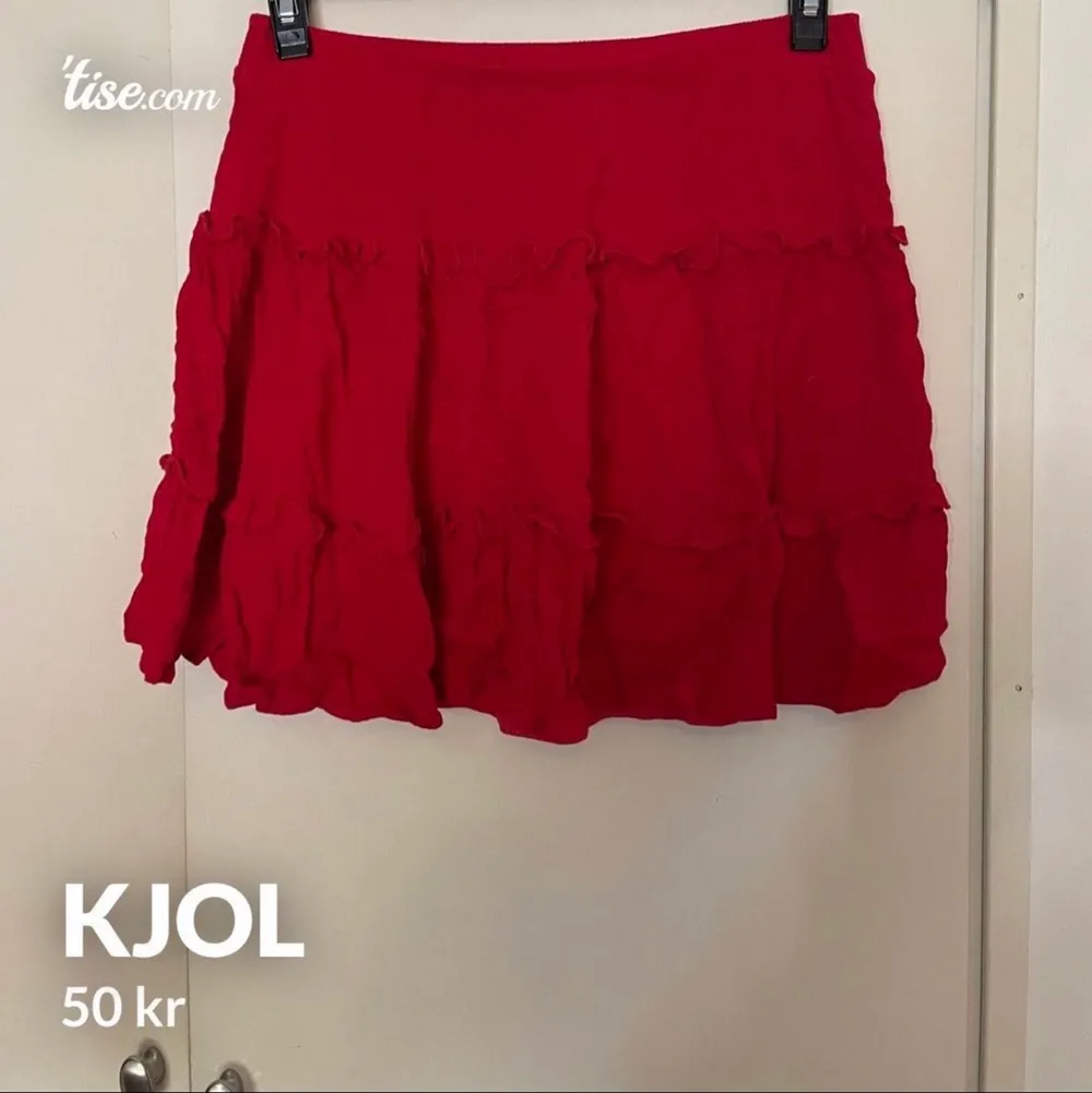 Säljer en jättefin röd kjol som knappt är använd.  Vid köp av flera plagg så kan ett paketpris erbjudas ✨ Priset går att diskutera ☺️. Kjolar.