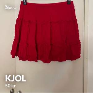 Säljer en jättefin röd kjol som knappt är använd.  Vid köp av flera plagg så kan ett paketpris erbjudas ✨ Priset går att diskutera ☺️