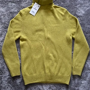 Gul turtle neck storlek L - Aldrig använd. Är i storlek L men passar även M.