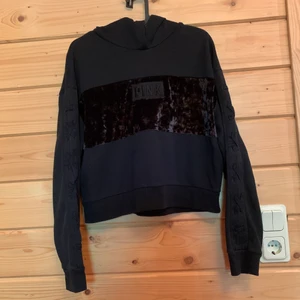 Victorias secret PINK hoodie - Huvtröja från Victorias secret PINK, tröjan är svart med ett velour band runt tröjan. På ärmarna finns snörning vilket syns dåligt på bilden. Tröjan är i toppskick!