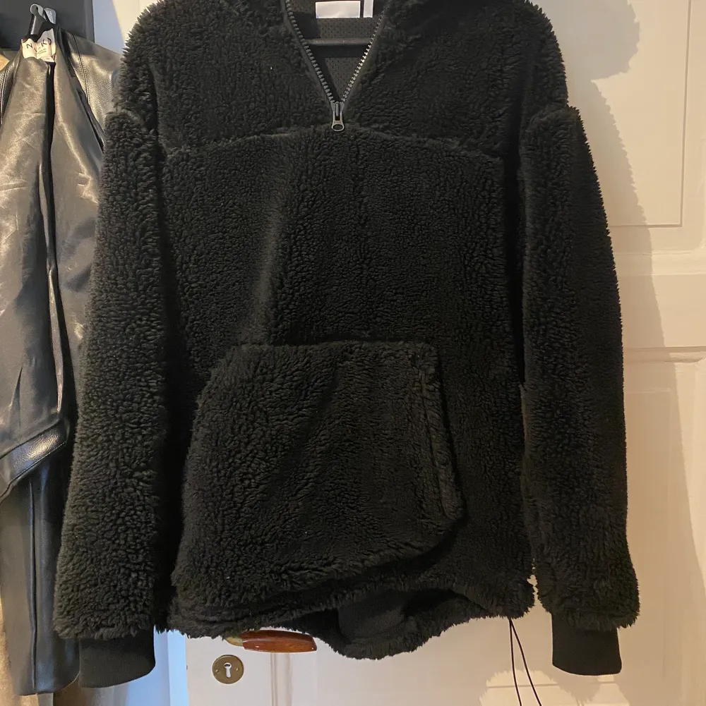 Säljer min as snygga fleece från Weekday som max är använd 5 gånger 💃🏽 köpt på deras herravdelningen därav snyggt oversize, perfekt nu till hösten, frakt tillkommer 💕 köptes förra hösten för 1000 kr . Jackor.