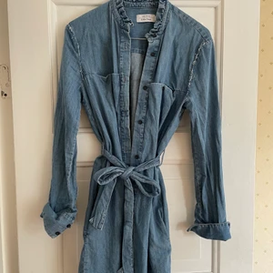 Jeansklänning & other stories  - Säljer min fina jeansklänning med fickor och bälte från & other stories i storlek 36. Fint skick. Köp ej direkt, skriv först! Kan mötas upp eller frakta 