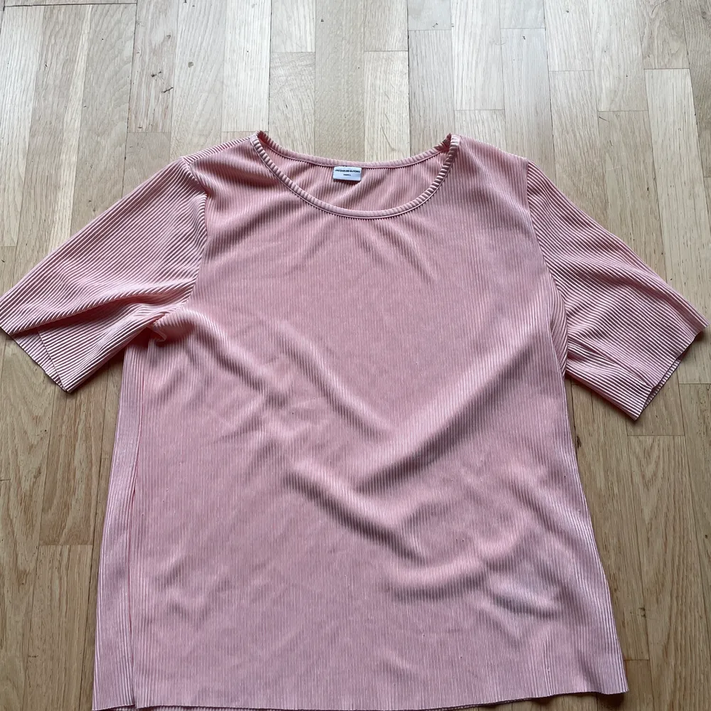 En rosa t-shirt i silkesmaterial ifrån Jaqueline deYoung i storlek s. T-shirten är lite ribbad och ärmarna något längre. Längd är 57 cm. Fler bilder kan fås och den kan skickas . T-shirts.