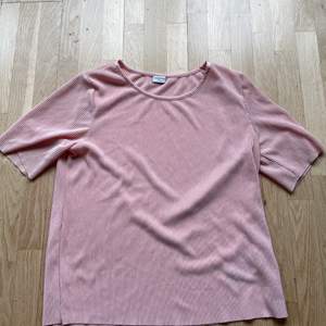 En rosa t-shirt i silkesmaterial ifrån Jaqueline deYoung i storlek s. T-shirten är lite ribbad och ärmarna något längre. Längd är 57 cm. Fler bilder kan fås och den kan skickas 