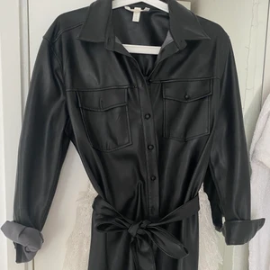 Skinn kappa - Svart skinn kappa från H&M. Använd 1 gång, i jätte bra skick. Är som ny❤️ Pris kan diskuteras, vill bara bli av med den!