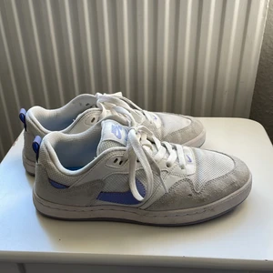 Nike skor  - Säljer mina väl använda Nike alleywoop. Använder inte längre. Köparen står för frakten💕