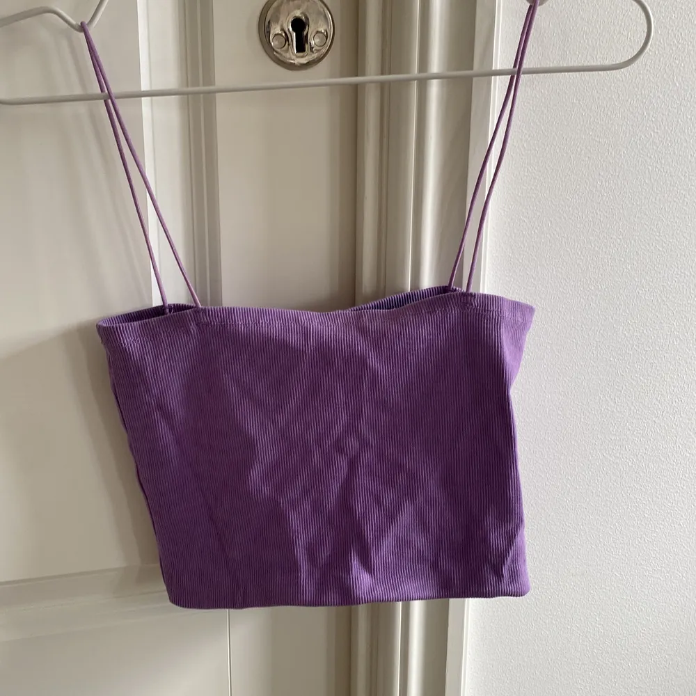 Säljer ett sjukt fint lila linne som passar till allt! Storlek L men liten i storleken så passar från xs-m och liten l. Vita koftan är också till salu i en annan annons :). Yläosat.