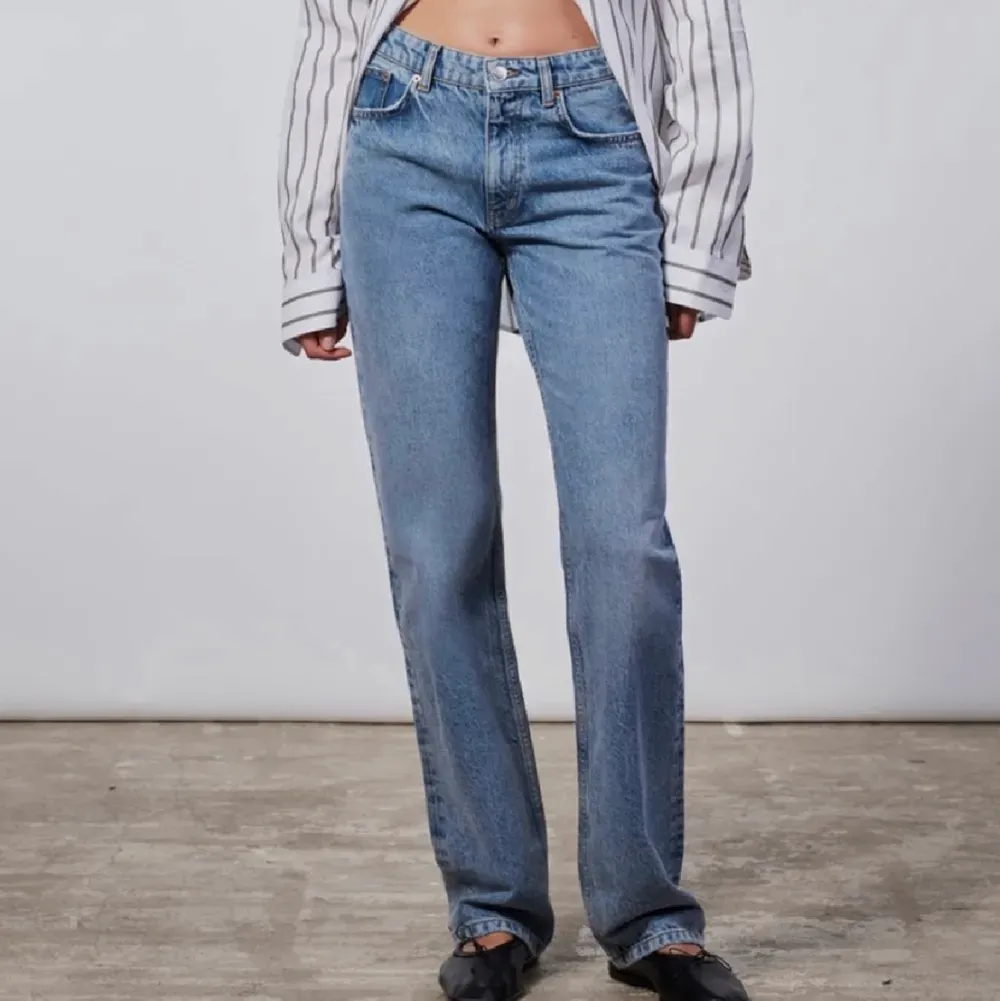Snygga jeans från zara i storlek 40 men skulle säga att de även passar 38 💕 Skriv om ni undrar något🥰. Jeans & Byxor.