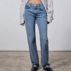Snygga jeans från zara i storlek 40 men skulle säga att de även passar 38 💕 Skriv om ni undrar något🥰