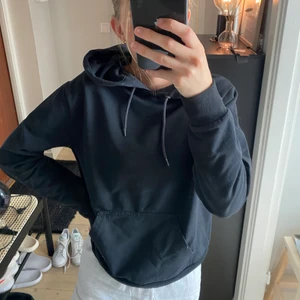 Svart hoodie  - Hoodie köpt på Carlings. Frakt tillkommer. 