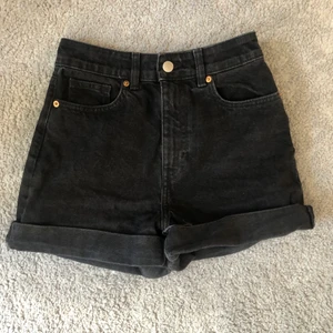 Svarta shorts - Högmidjade svarta shorts köpta på hm. Orginalpriset var 200kr, säljer för halva💗