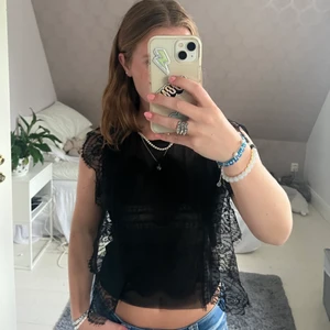 Zara topp - En svart lite genomskinlig topp med spets ifrån Zara!