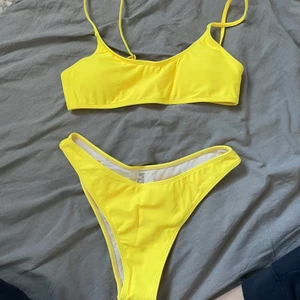 Bikini  - Bikinin är ifrån SHEIN , Aldrig använd och storleken är S tror dok att den är M i underdelen.