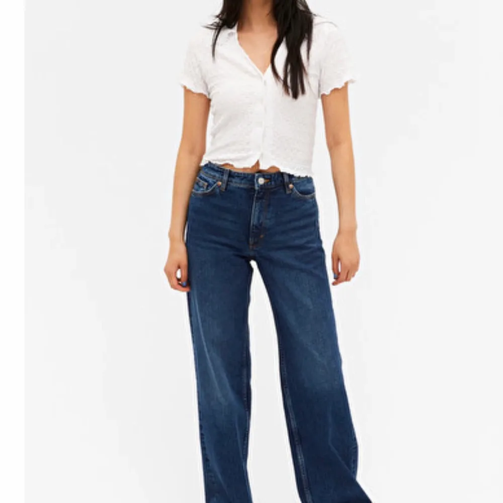 Ett par långa mörkblå monki yoko straight-leg jeans. Säljer för halva inköpspriset eftersom dem är lite slitna i ena bakfickan och längst ned på byxbenen. . Jeans & Byxor.