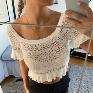 Söt virkad topp💕aldrig använd, går att ha offshoulder!