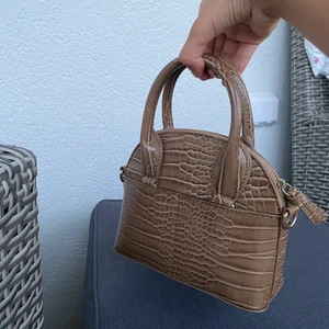 Brun zara väska - Brun väska från zara köpte den för 400kr säljer den 100 ( utan frakt ) väskan är inte använd den är helt ny. Skriv till mig privat om ni vill ha flera information 🥰🥰💕💕💕💎💎💎