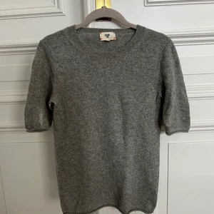 Grå kashmir t-shirt - Grå Kashmir t-shirt från KSHMR. Storlek M, men liten i storleken så är mer än S (passar även XS). Jättebra skick! 