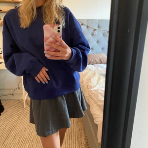 Klockad kjol - En superskön mörkgrå kjol ifrån H&M. Storlek xs passar bra på mig i midjan som brukar ha xs/s. Den är i fint skick då den är sparsamt använd, men kommer tyvärr inte till användning tillräckligt ofta. Kom privat för fler bilder/frågor om kjolen :)