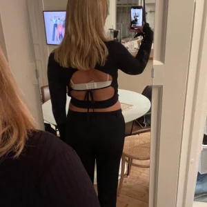 Svart topp - Svart topp med öppen rygg köpt på NA-KD 