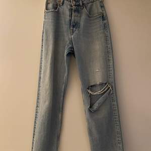 Mid/högmidjade jeans från zara i storlek 36! Säljer pga att de inte kommer till användning. Skriv gärna för frågor eller fler bilder vid intresse!