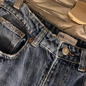 Ett par jeans från zara i storlek 38, säljer då de inte kommer till användning! Endast använda en gång så är fortfarande i nyskick. Skriv för frågor eller fler bilder vid intresse!
