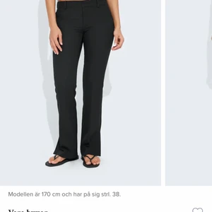 Bikbok kostymbyxor Vera  - Två par Låg midjade kostym byxor från bikbok som jag beställde i för liten storlek så kan ej använda ena är 36 och andra 34 
