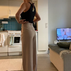 Kostymbyxor bikbok  - Beiga kostymbyxor från bikbok i nyskick. Jag är 176cm lång och dessa är storlek 36. Köparen står för frakt men jag kan även mötas upp i Stockholm.