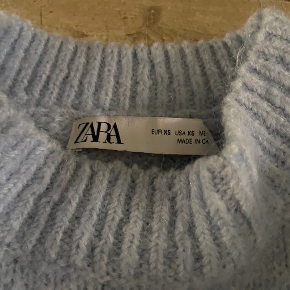 Säljer nu denna kortärmad stickade blåa zara tröjan, slutsåld från hemsidan. (Första bilden lånad) 💘 Tryck inte köp direkt. Stickat.