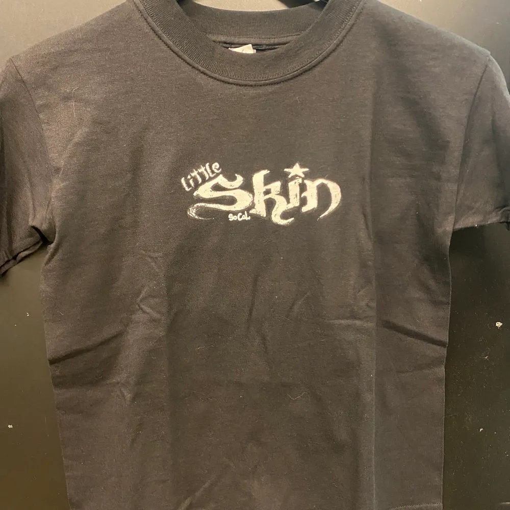 En svart ”skin” T-shirt 🖤. T-shirts.