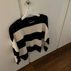 Randig tröja - Skön svart och vit tröja från stradivarius💓 inte använd mer än två gånger 