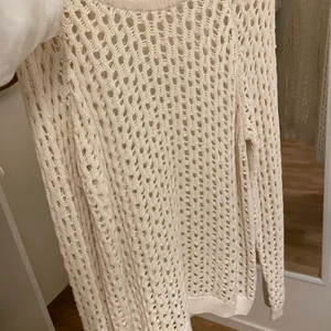 Gina tricot tröja - Säljer denna virkade tröja som inte kommer till användning längre. Köpte den i somras o är inte använd särskilt mycket.  Köparen står för frakten 🚚☺️💕 Skriv om ni har några frågor eller annat ☺️💕