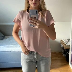 Ljusrosa blus - Ett jättefin tunn blus. Helt oanvänd så ser helt ny ut. Storlek S men passar allt mellan XS-M. Frakt ingår ej. 